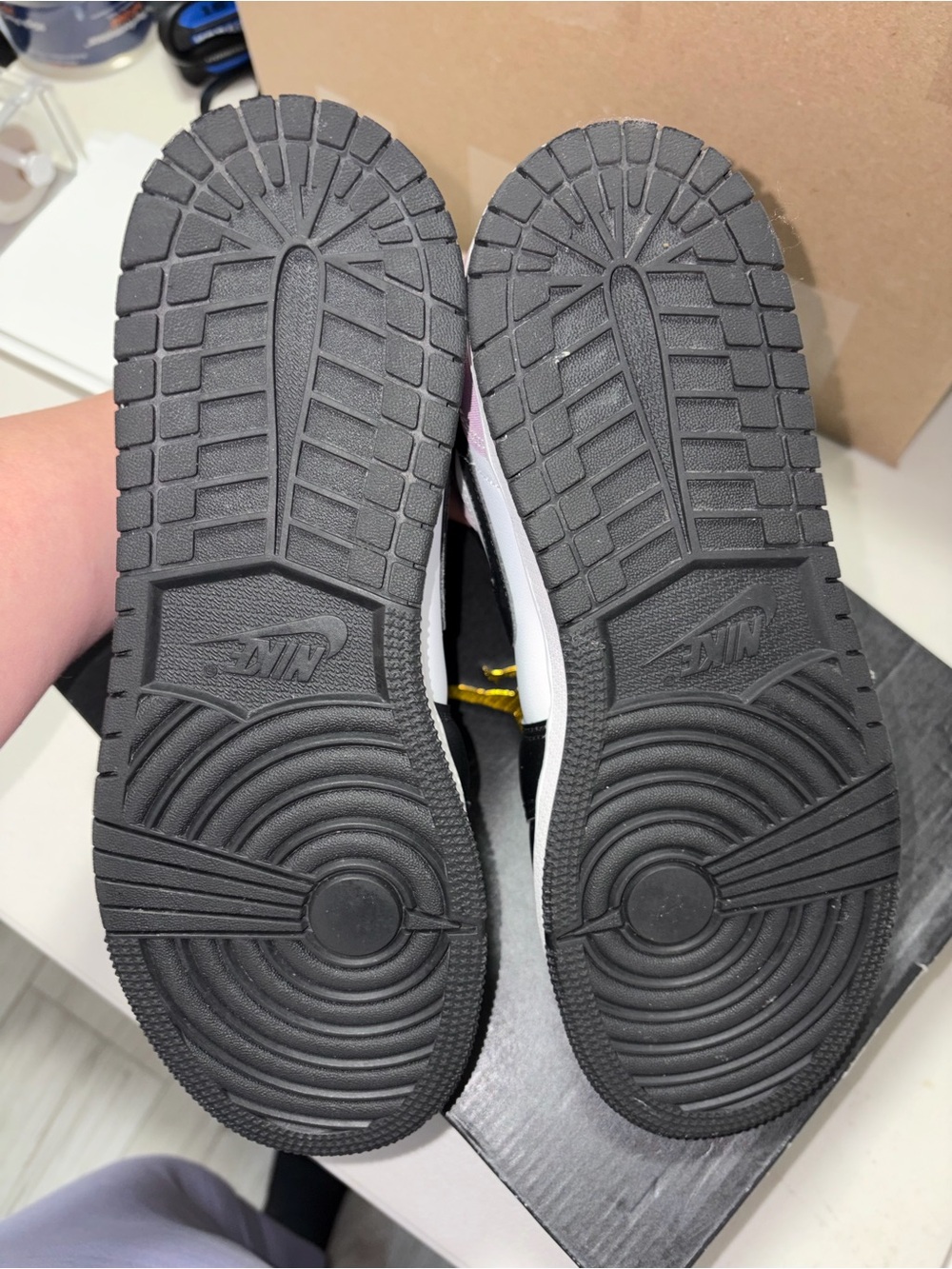 Nike Air Jordan 1 Mid SE GS Bleached Coral Black White DM6216-001 - Picture 7 of 12